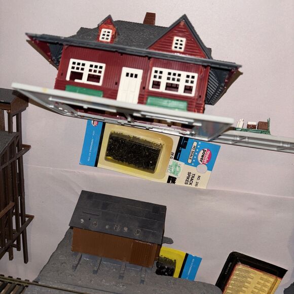 Model Train HO Bldgs Water Tower A Lot Of Track Transformer Small Accents As Is - Picture 2 of 16